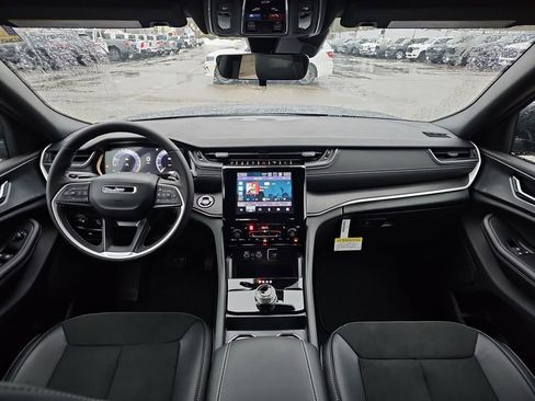 New 2025 Jeep Grand Cherokee Laredo image 13