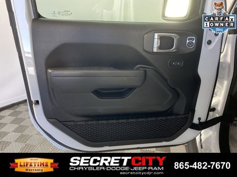 Used 2022 Jeep Wrangler Unlimited Rubicon AWD/4WD image 12