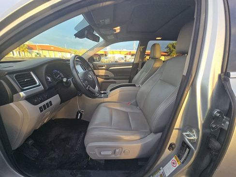 Used 2017 Toyota Highlander SE image 3