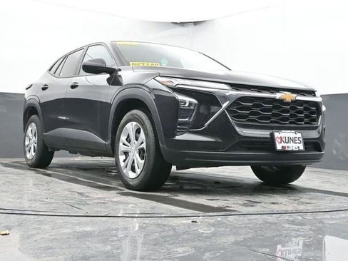 Used 2024 Chevrolet Trax LS image 38