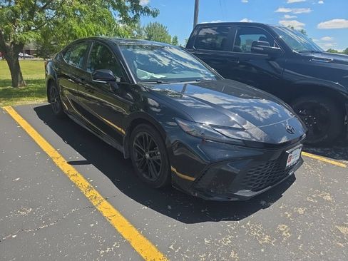 Used 2025 Toyota Camry SE FWD image 3