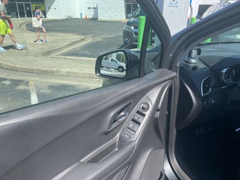 Used 2020 Chevrolet Trax LT w/ LT Convenience Package image 10