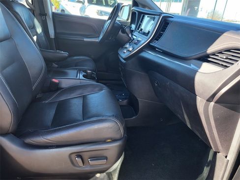 Used 2016 Toyota Sienna SE image 19