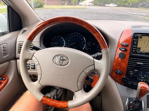 Used 2010 Toyota Sienna FWD image 15