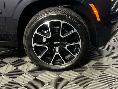 Used 2025 Chevrolet Suburban RST image 12