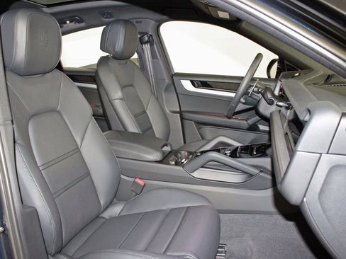 Used 2025 Porsche Cayenne Coupe image 37