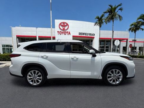 Used 2023 Toyota Highlander Limited FWD image 8