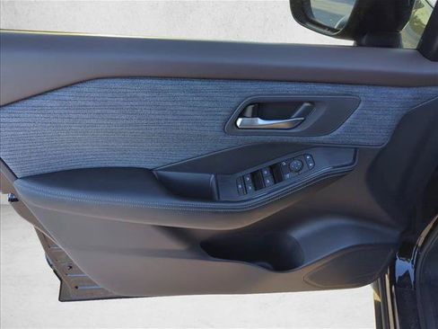 Used 2023 Nissan Rogue SV FWD image 11