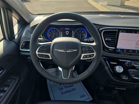 New 2026 Chrysler Pacifica Select image 15