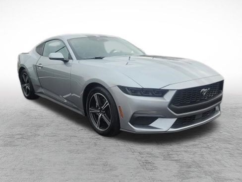 Used 2025 Ford Mustang Coupe RWD image 3