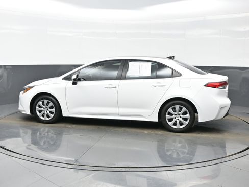 Used 2021 Toyota Corolla LE image 3
