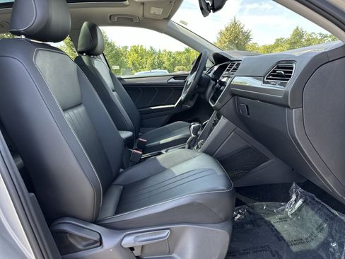 Used 2023 Volkswagen Tiguan SE w/ Panoramic Sunroof Package FWD image 28