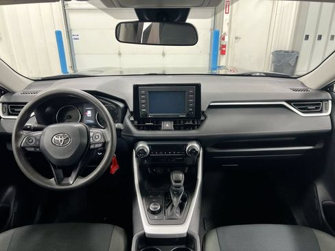 Used 2021 Toyota RAV4 LE AWD/4WD image 10