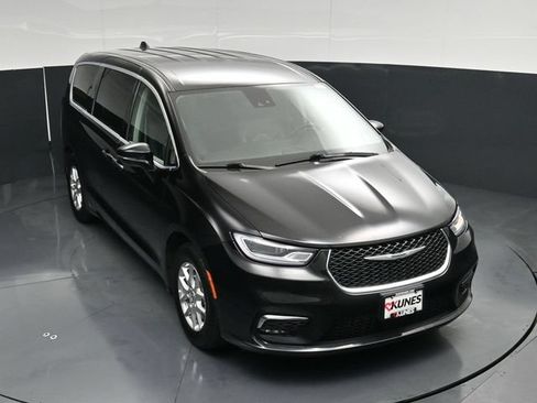 Certified 2024 Chrysler Pacifica Touring-L FWD image 51