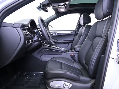 Certified 2025 Porsche Macan image 37