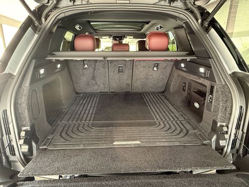 Used 2025 Land Rover Range Rover SE image 26