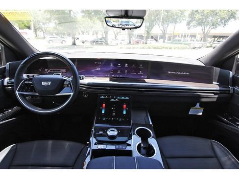 Used 2026 Cadillac Escalade Luxury AWD/4WD image 9