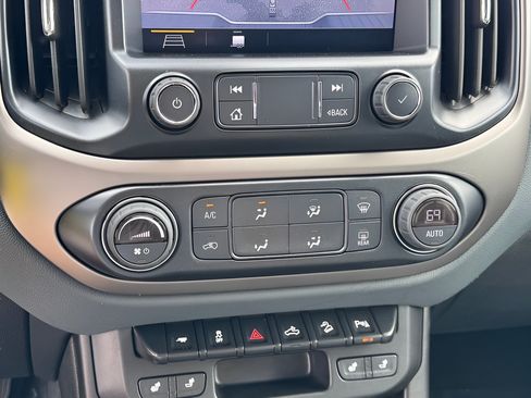 Used 2022 Chevrolet Colorado Z71 AWD/4WD image 17