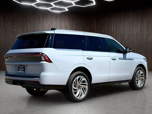 Used 2025 Lincoln Navigator Reserve AWD/4WD image 2