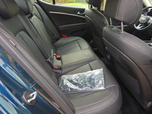 Used 2025 Genesis G70 2.5T image 15