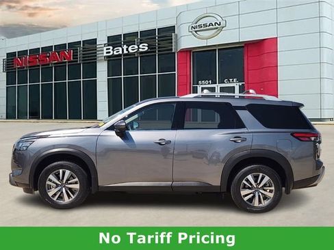 Certified 2025 Nissan Pathfinder SL image 3