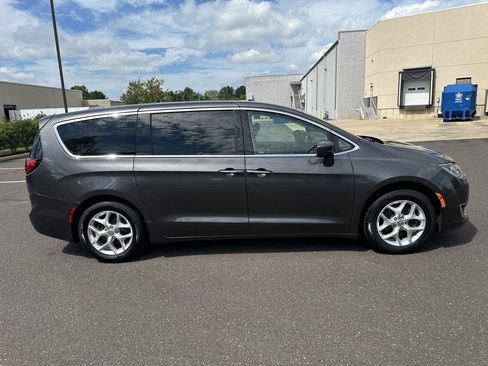 Used 2018 Chrysler Pacifica Touring Plus w/ Tire & Wheel Group FWD image 4