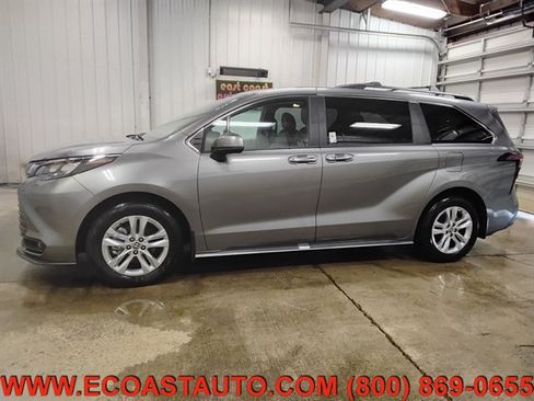Used 2026 Toyota Sienna XLE AWD/4WD image 5