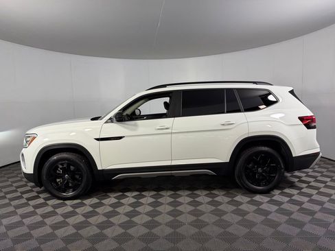 Used 2024 Volkswagen Atlas Peak Edition SE image 11