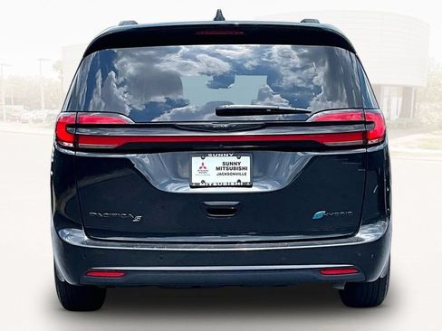 Used 2024 Chrysler Pacifica Premium FWD image 5