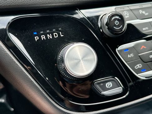 Used 2025 Chrysler Pacifica Select FWD image 19