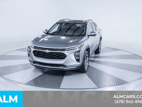 Used 2025 Chevrolet Trax LT w/ LT Convenience Package FWD image 11