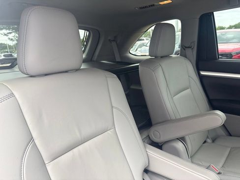 Used 2019 Toyota Highlander XLE AWD/4WD image 33