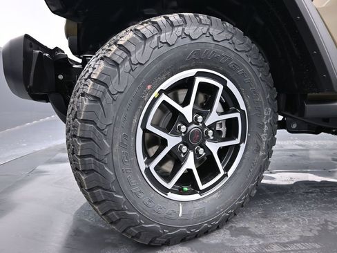 Certified 2025 Jeep Wrangler Unlimited Rubicon w/ Technology Group image 19