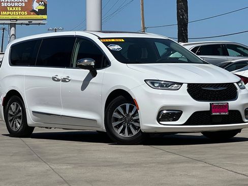 Used 2023 Chrysler Pacifica Limited FWD image 2