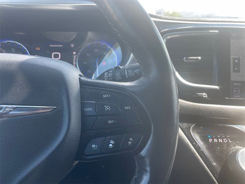 Used 2019 Chrysler Pacifica Touring-L Plus image 28