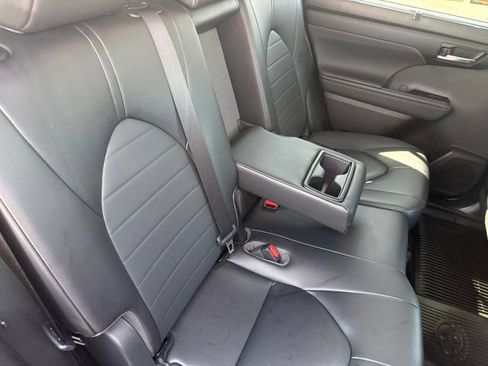 Used 2023 Toyota Highlander XLE FWD image 18