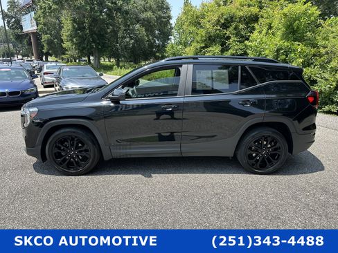 Used 2022 GMC Terrain SLE w/ Driver Convenience Package image 2