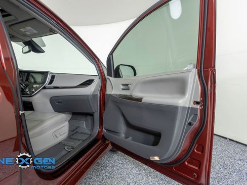 Used 2019 Toyota Sienna XLE w/ XLE Navigation Package AWD/4WD image 33