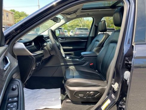 Used 2023 Jeep Grand Cherokee L Limited AWD/4WD image 27