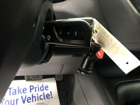 Used 2020 Toyota Corolla LE image 29