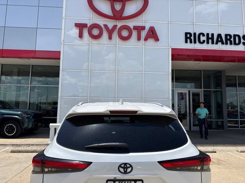 Used 2023 Toyota Highlander XLE FWD image 4
