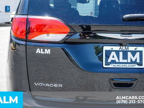 Used 2023 Chrysler Voyager LX FWD image 11