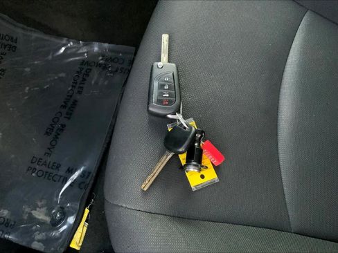 Used 2020 Toyota Corolla LE image 12