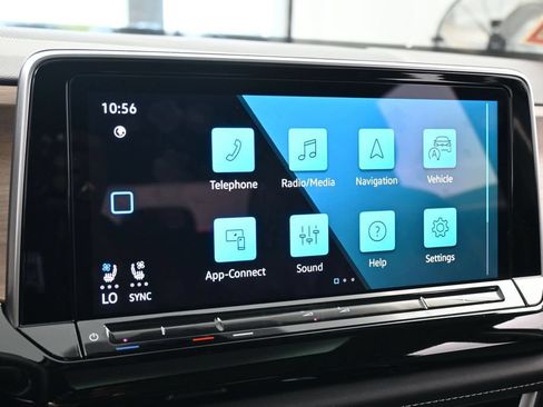 Used 2024 Volkswagen Atlas SE w/ Panoramic Sunroof Package FWD image 19
