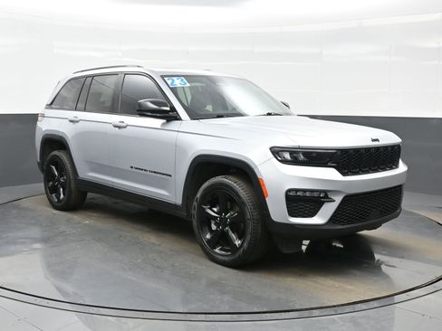 Used 2023 Jeep Grand Cherokee Limited w/ Black Appearance Package image 8