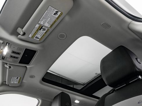 Used 2024 Land Rover Range Rover Evoque Dynamic SE image 35