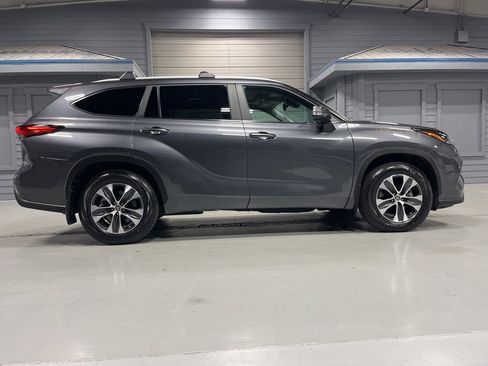Used 2023 Toyota Highlander XLE AWD/4WD image 8