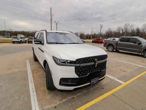 Used 2025 Lincoln Navigator L Reserve w/ Jet Appearance Package image 2