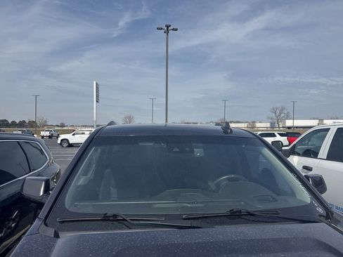 Used 2018 GMC Yukon Denali image 3