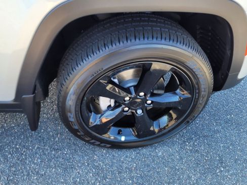 New 2025 Jeep Grand Cherokee Altitude image 13